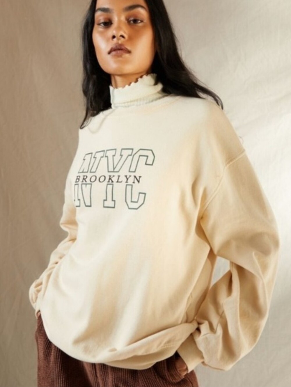 URBAN OUTFITTERS NYC Brooklyn York Destination Fleece Crewneck Sweatshirt Cream